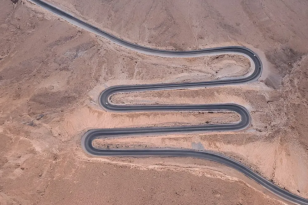 Winding-desert-road-in-Dubai_Self-Drive-Road-Trip-DubaiSuper-Car-Drive-UAE_gallery.webp